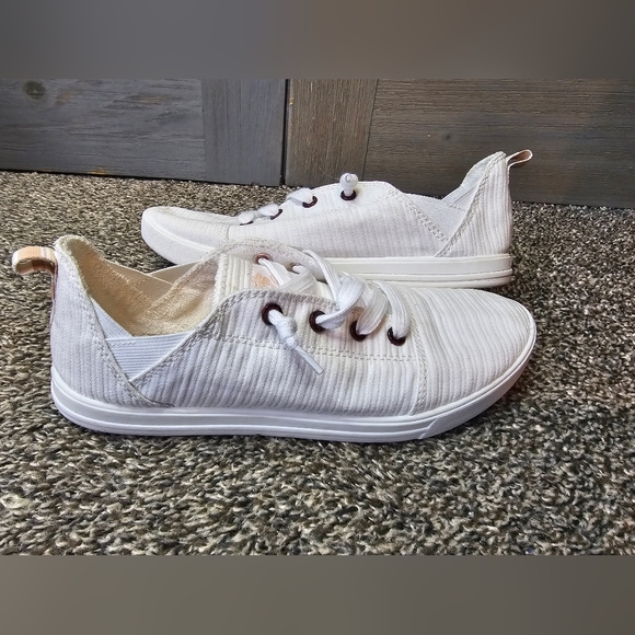 Roxy Libbie Shoes sz 7.5 - Picture 1 of 4